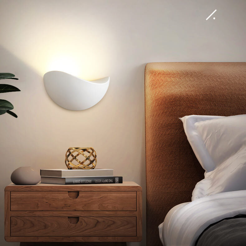 Skorter | Minimalist half-round LED wall lamp in aluminum