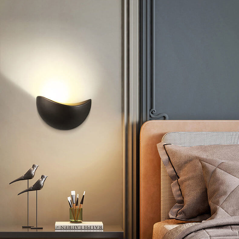 Skorter | Minimalist half-round LED wall lamp in aluminum