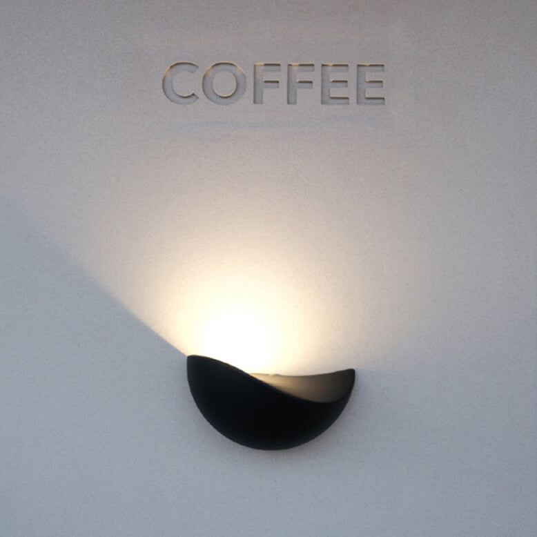 Skorter | Minimalist half-round LED wall lamp in aluminum