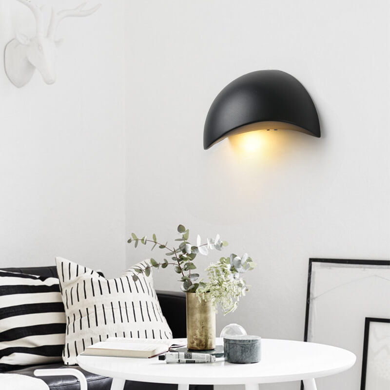 Skorter | Minimalist half-round LED wall lamp in aluminum