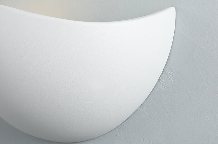 Skorter | Minimalist half-round LED wall lamp in aluminum