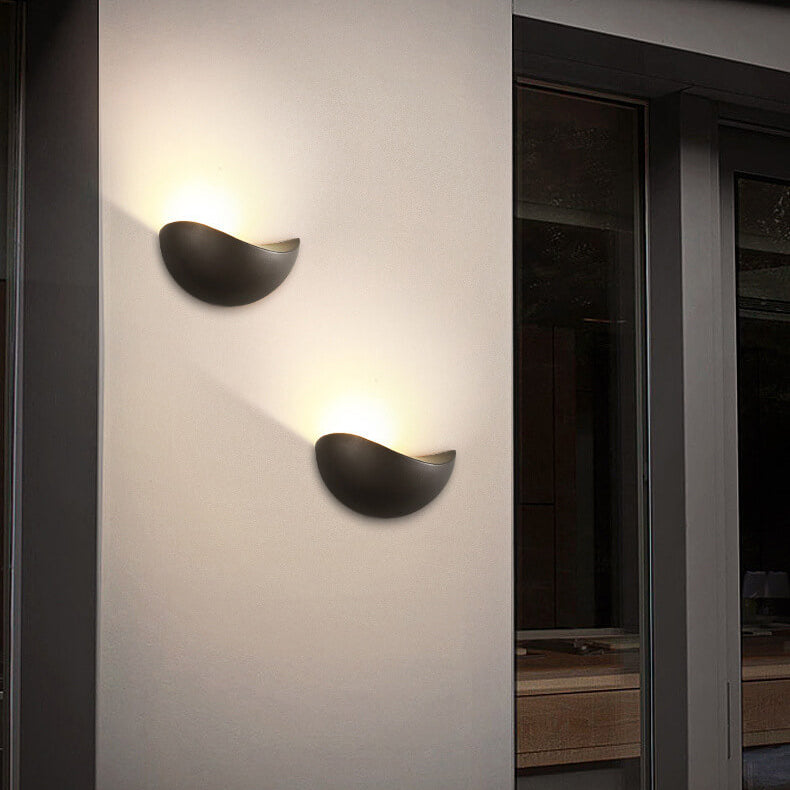 Skorter | Minimalist half-round LED wall lamp in aluminum