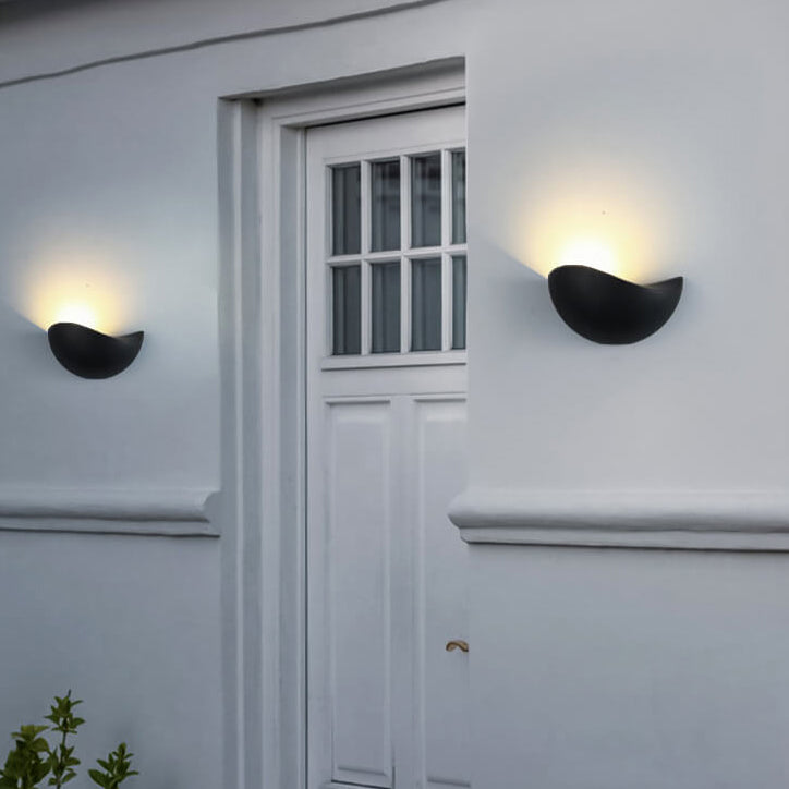 Skorter | Minimalist half-round LED wall lamp in aluminum