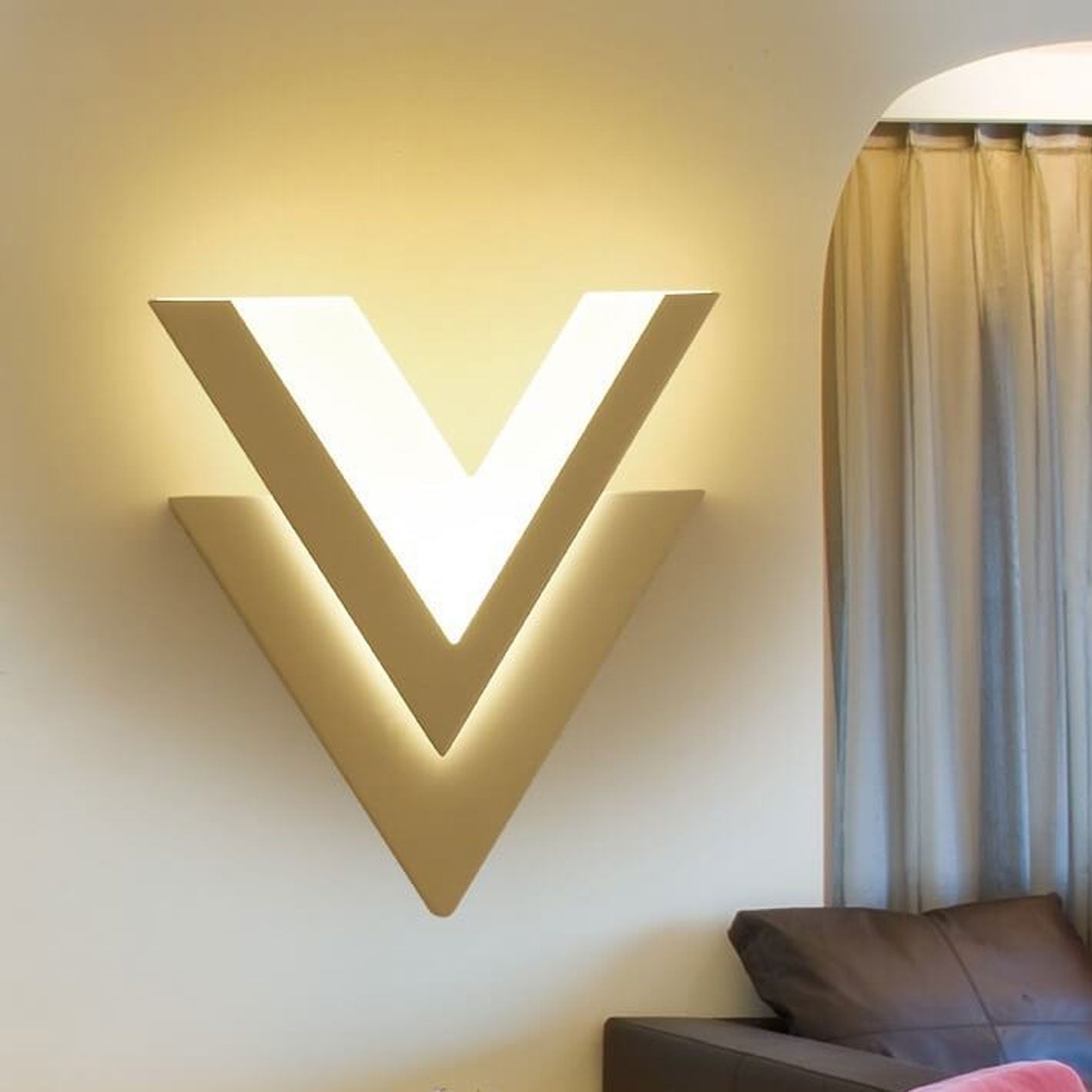 Skorter | Minimalist V-shaped LED wall lamp