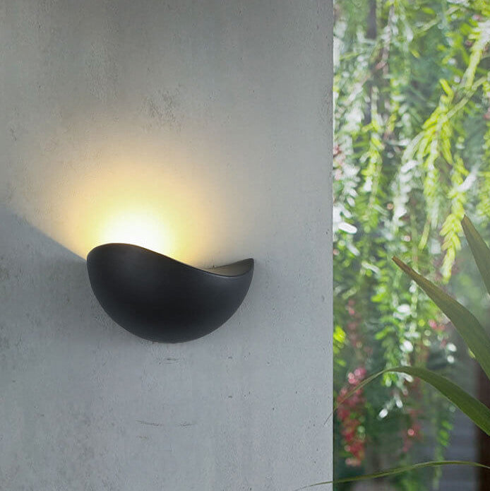 Skorter | Minimalist half-round LED wall lamp in aluminum