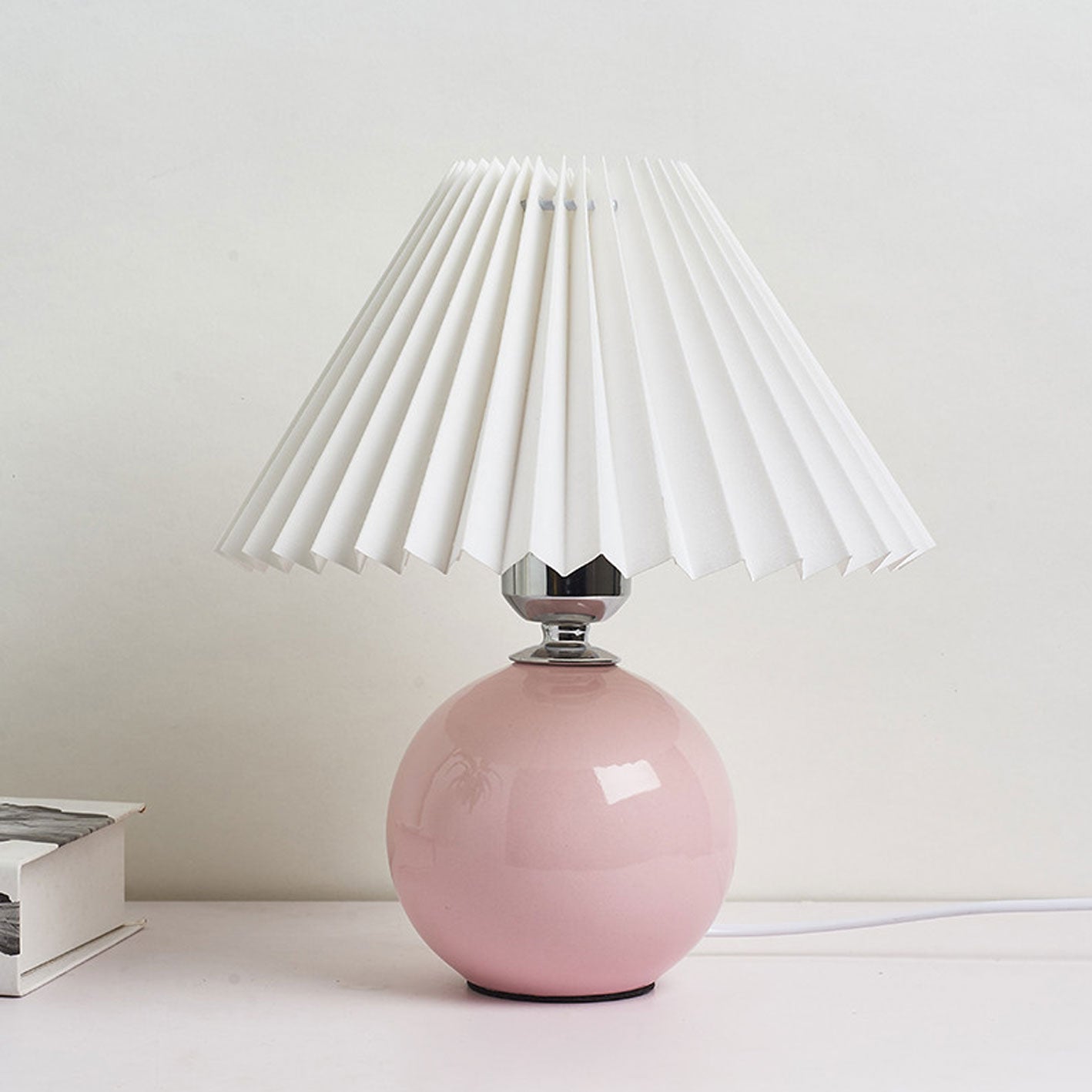 Skorter | Nordic minimalist 1-light table lamp made of ceramic with pleats