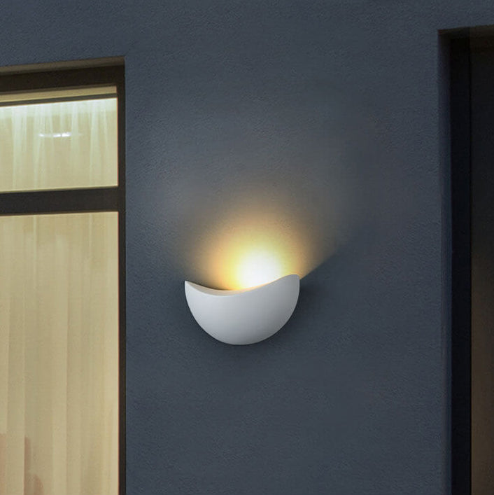 Skorter | Minimalist half-round LED wall lamp in aluminum