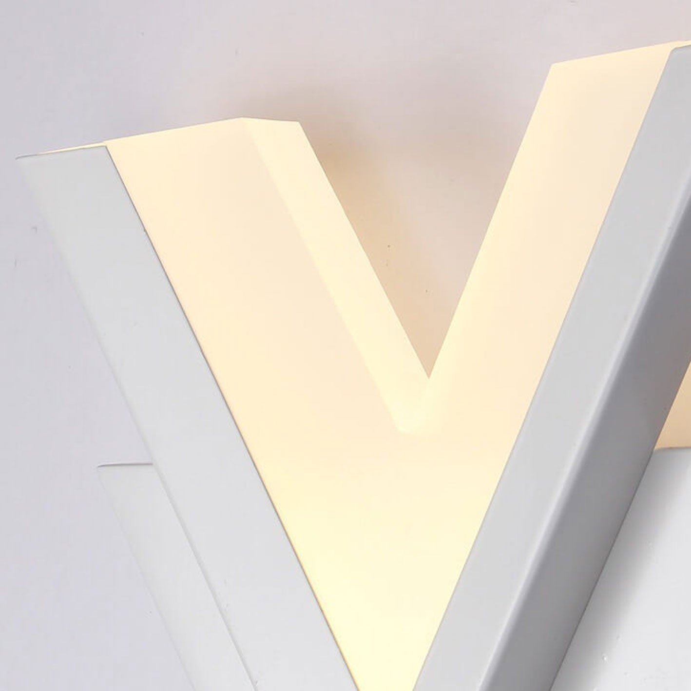 Skorter | Minimalist V-shaped LED wall lamp