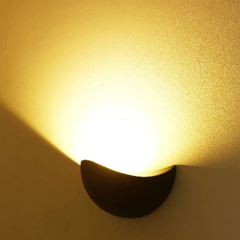 Skorter | Minimalist half-round LED wall lamp in aluminum