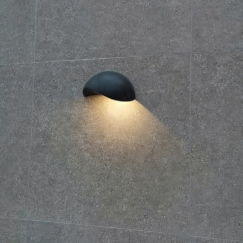 Skorter | Minimalist half-round LED wall lamp in aluminum