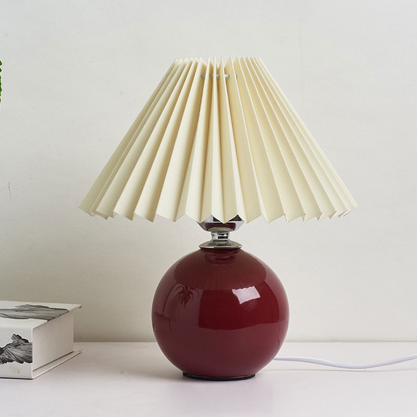 Skorter | Nordic minimalist 1-light table lamp made of ceramic with pleats
