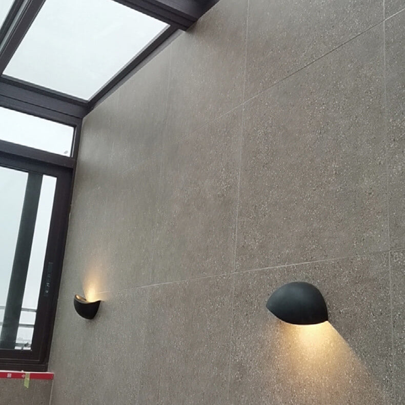 Skorter | Minimalist half-round LED wall lamp in aluminum