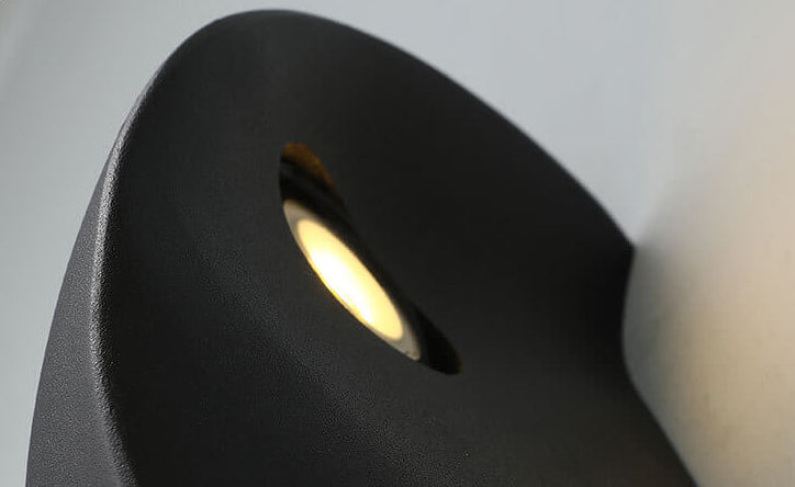Skorter | Minimalist half-round LED wall lamp in aluminum