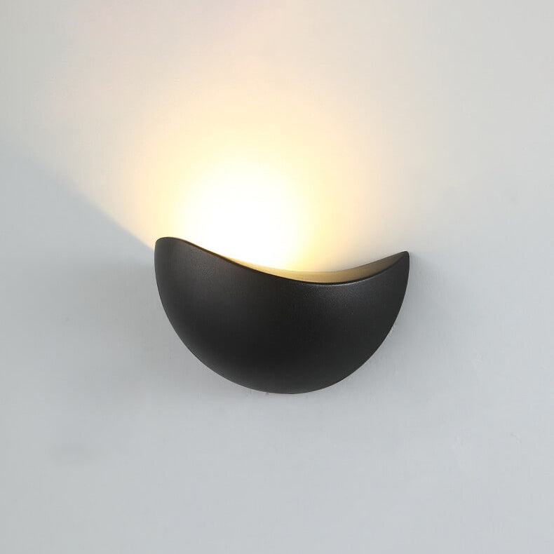 Skorter | Minimalist half-round LED wall lamp in aluminum