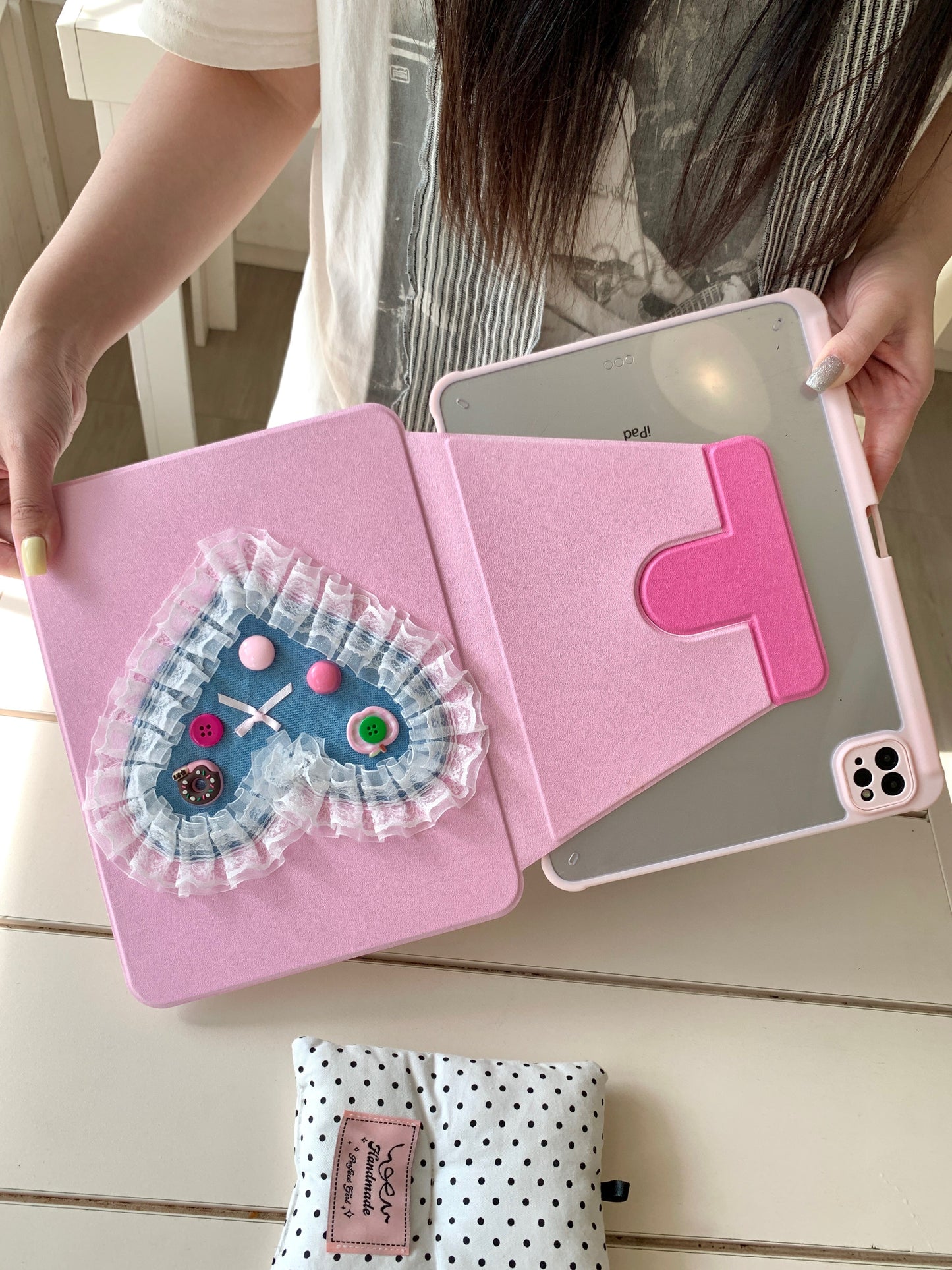 Skorter | Cute pink iPad case with heart lace design – Floral stand case