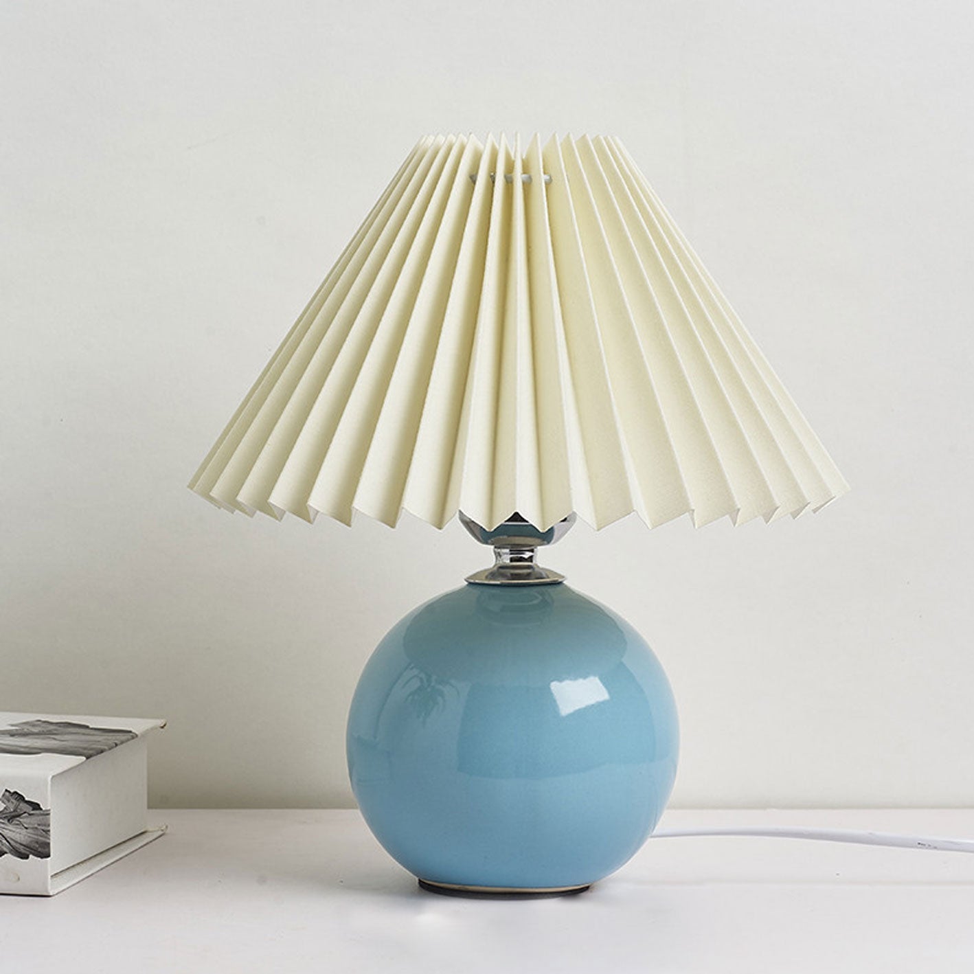 Skorter | Nordic minimalist 1-light table lamp made of ceramic with pleats