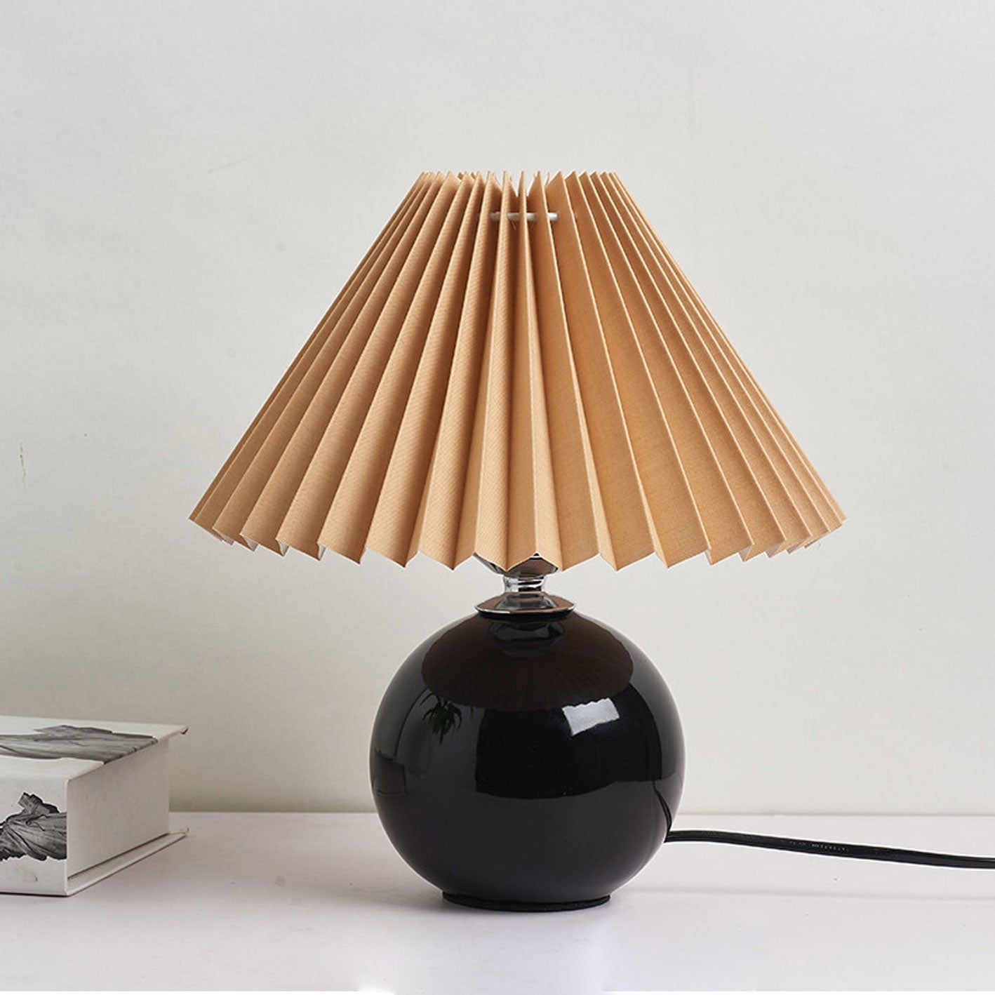 Skorter | Nordic minimalist 1-light table lamp made of ceramic with pleats