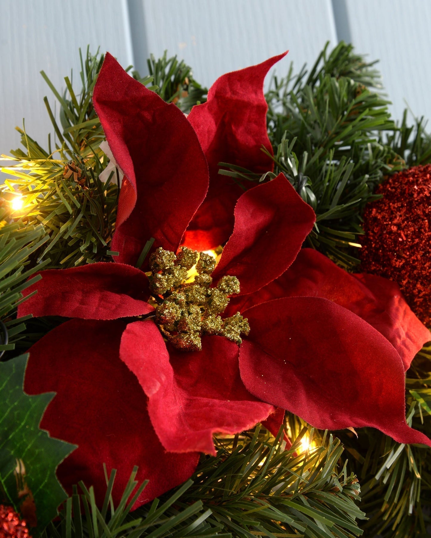 Skorter | Pre-lit LED light wreath illuminated with 20 LED lights