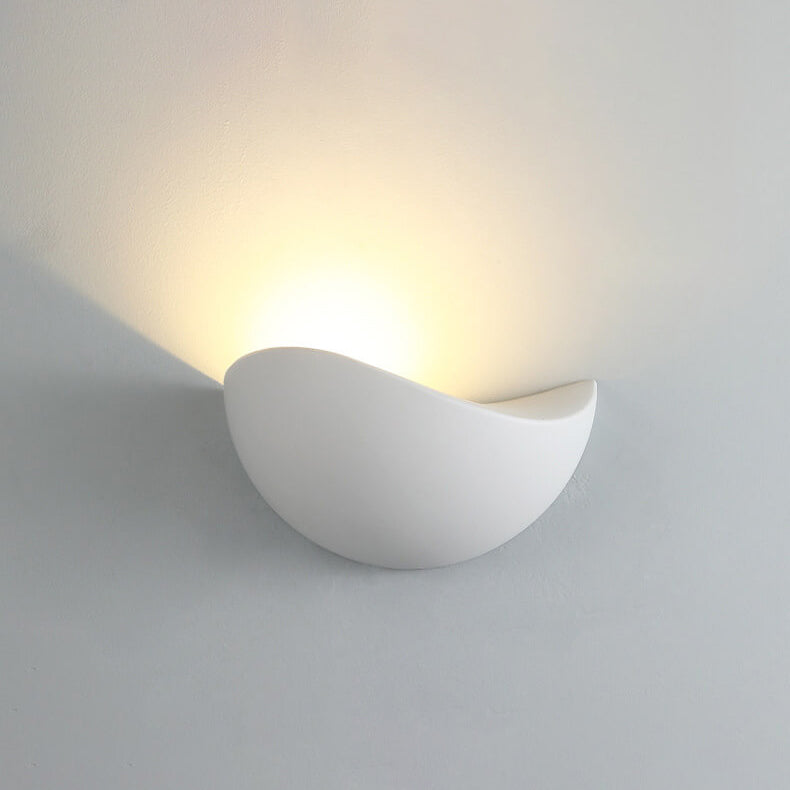 Skorter | Minimalist half-round LED wall lamp in aluminum