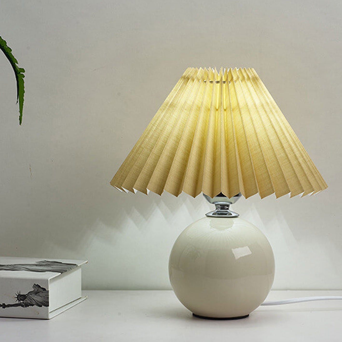 Skorter | Nordic minimalist 1-light table lamp made of ceramic with pleats