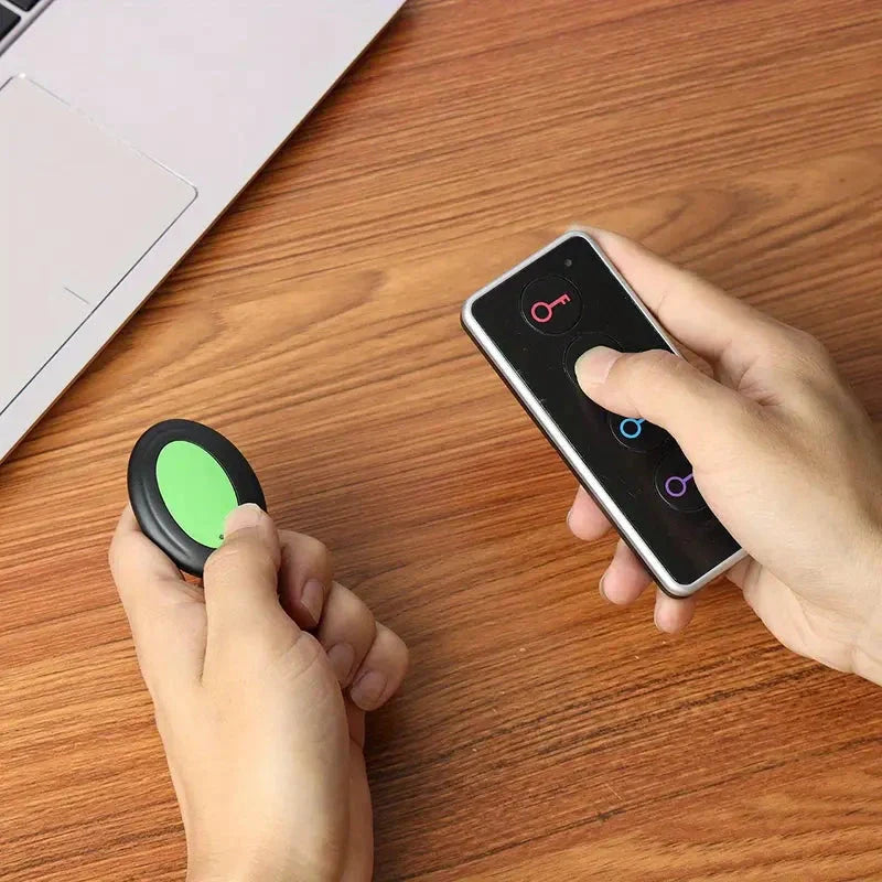 Skorter | 4-Button Finder with LED flashlight: Find the keys, wallet, and remote control effortlessly