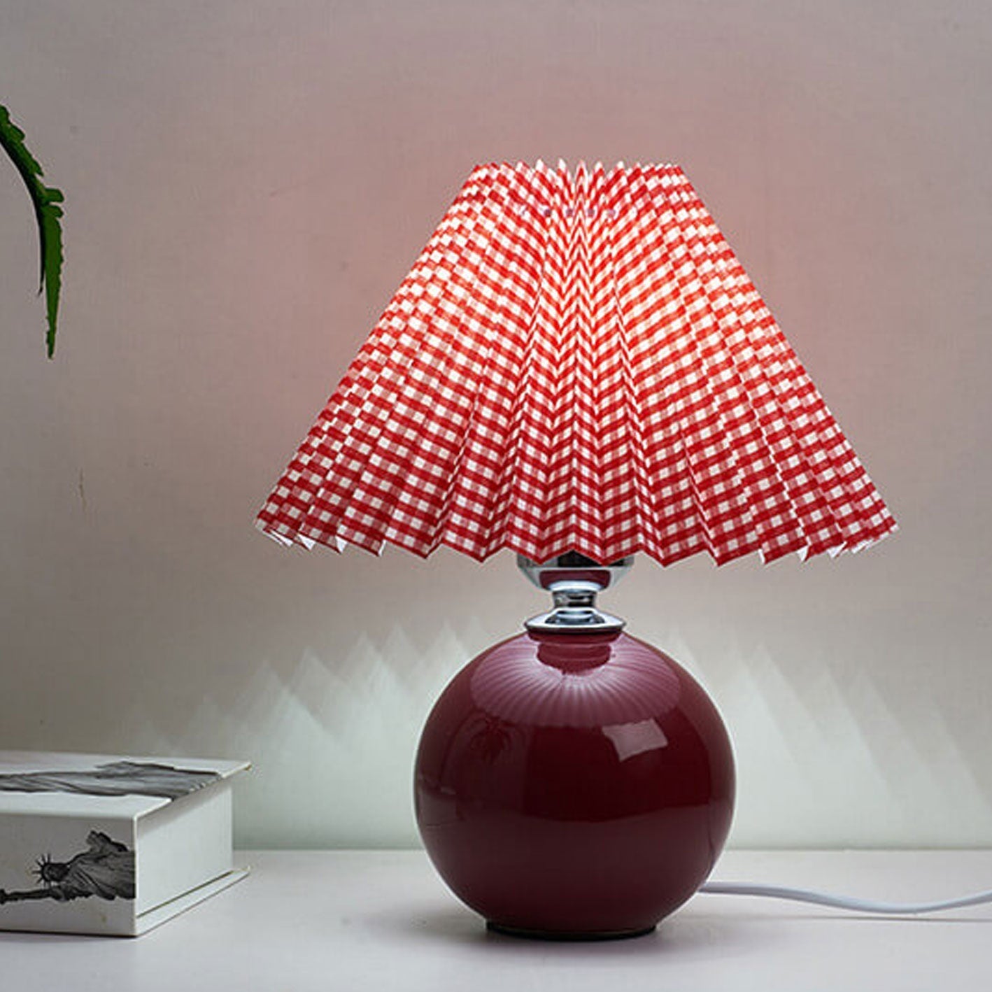 Skorter | Nordic minimalist 1-light table lamp made of ceramic with pleats