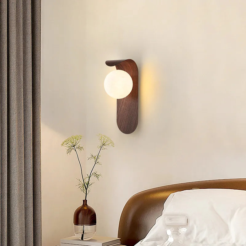 Skorter | LuxeWood – Chic Walnut Wall Lamp for Unique Ambiances