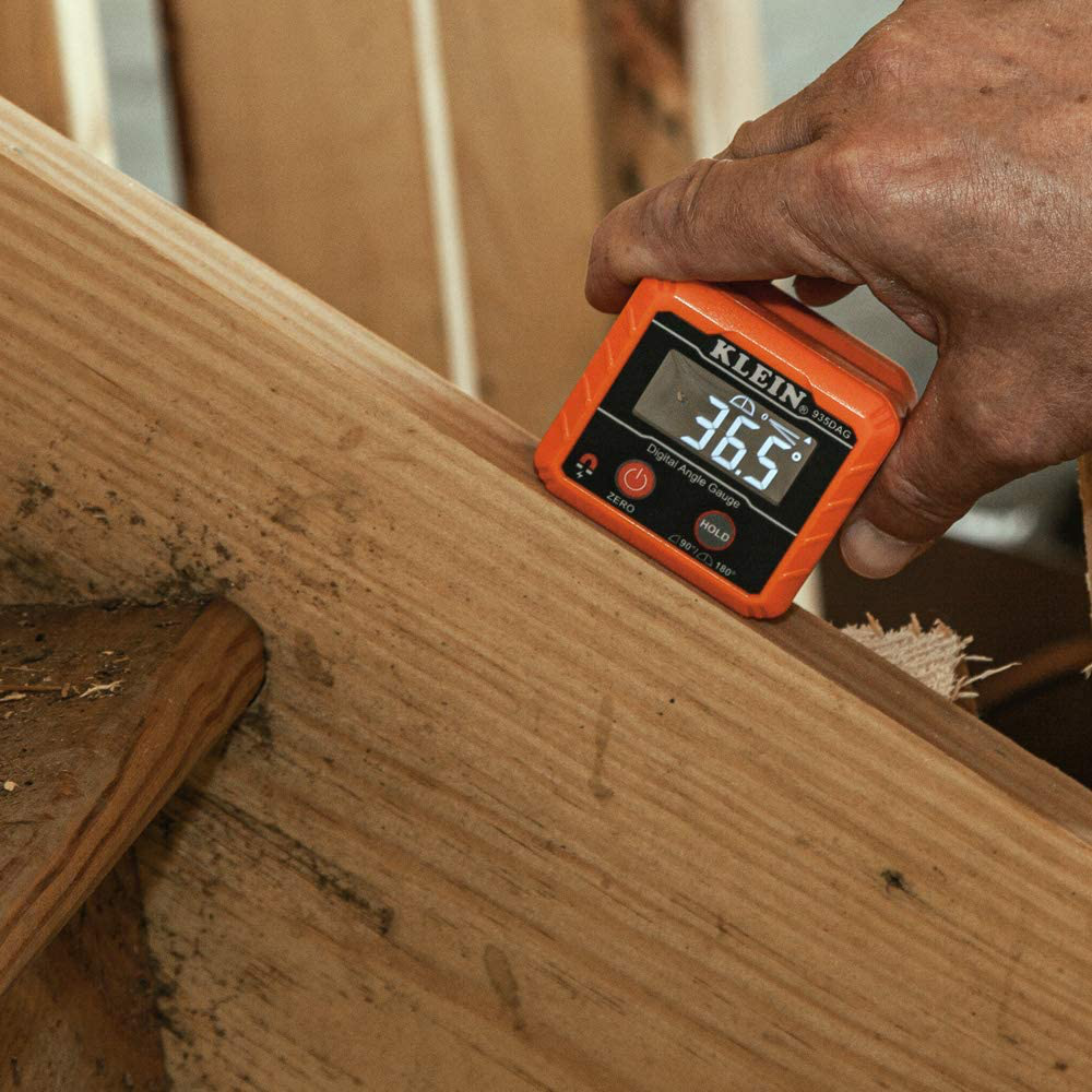 Skørter | Klein Tools 935DAG Digital Electronic Level and Angle Meter, Measures 0 - 90 and 0 - 180 Degree Ranges, Measures and Sets Angles