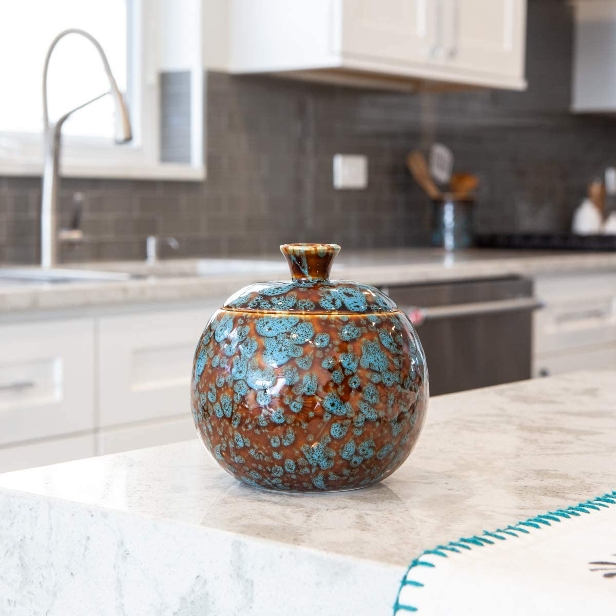 Skørter | Raised lifestyle fruit fly jar trap for kitchen - Decorative, effective, child- and pet-friendly (Marbled turquoise)