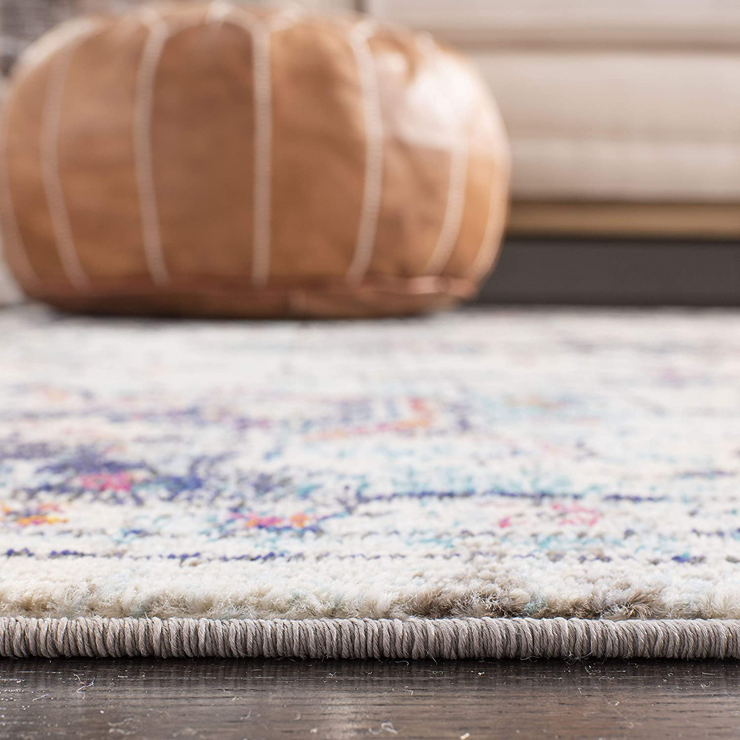 Skørter | Safavieh Madison Collection MAD473D Boho Chic Medallion Distressed Non-Shedding Stain Resistant Living Room Bedroom Area Rug, 2' x 8', Ivory / Light Blue