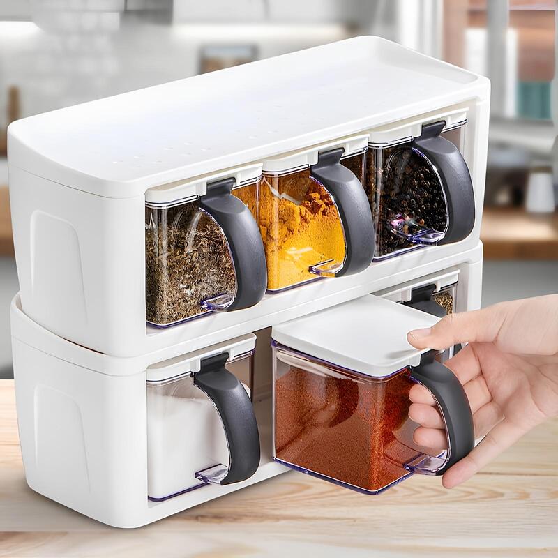 Skorter with transparent spice containers with handle and lid