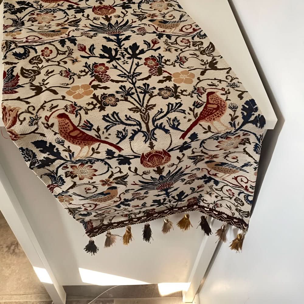Skorter | Elegant table runner with flower and bird design