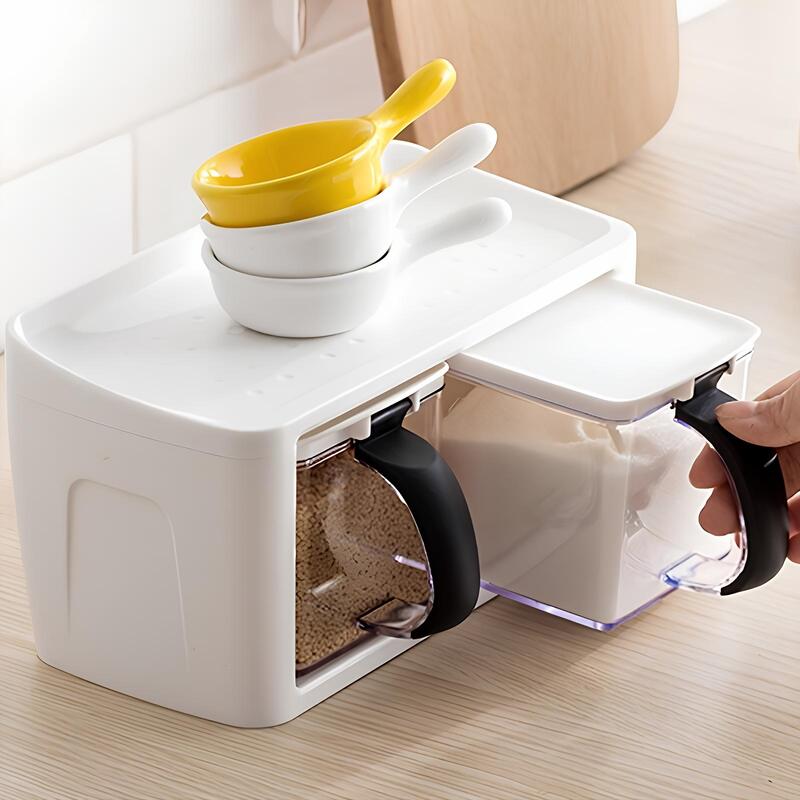 Skorter with transparent spice containers with handle and lid