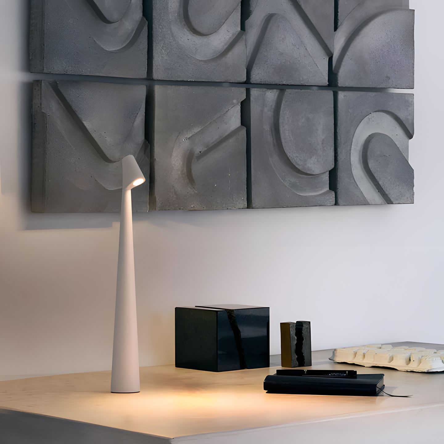 Skorter | LunaSlim Elegant Table Lamp with Wireless Functionality