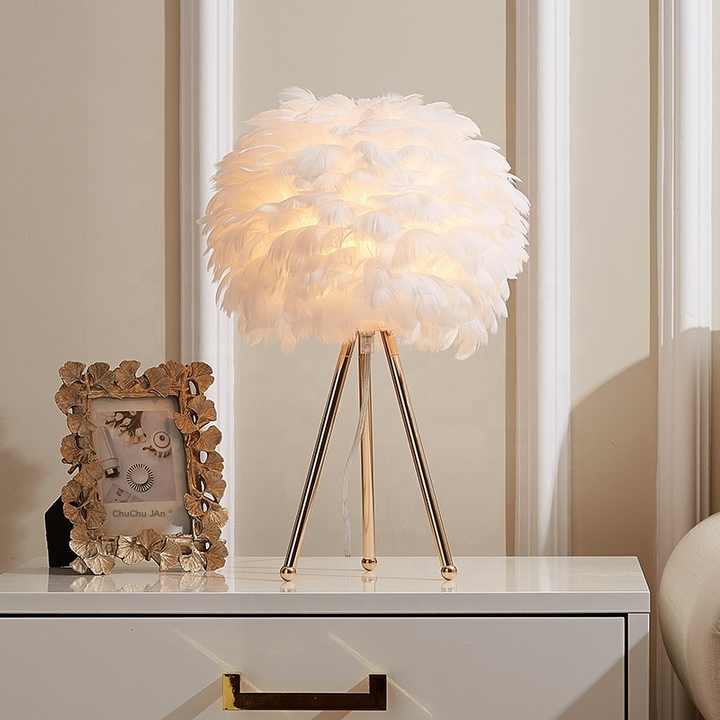 Skorter | Table Lamp - FeatherLux - Dimmable Light - Elegant Feather Design