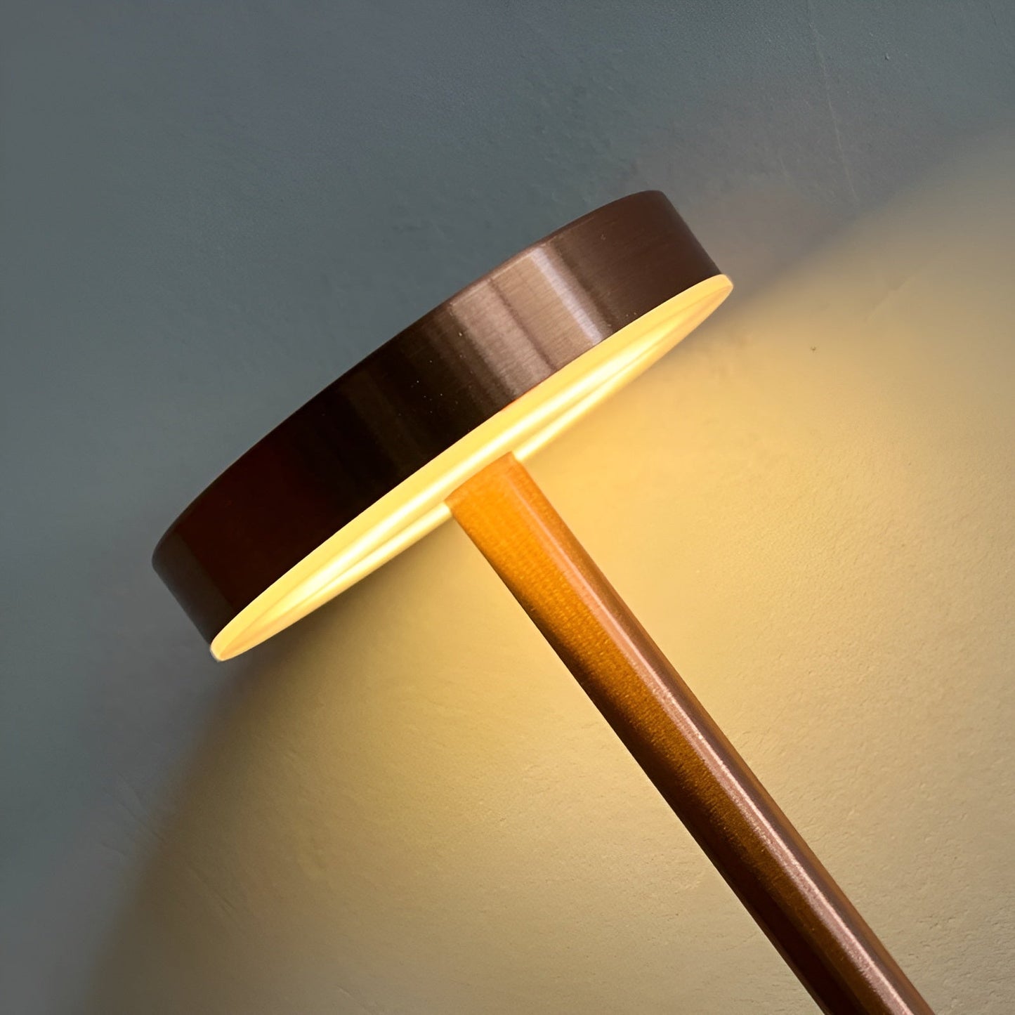 Skorter | Retroglow - Retro-inspired LED table lamp with wireless and USB charging