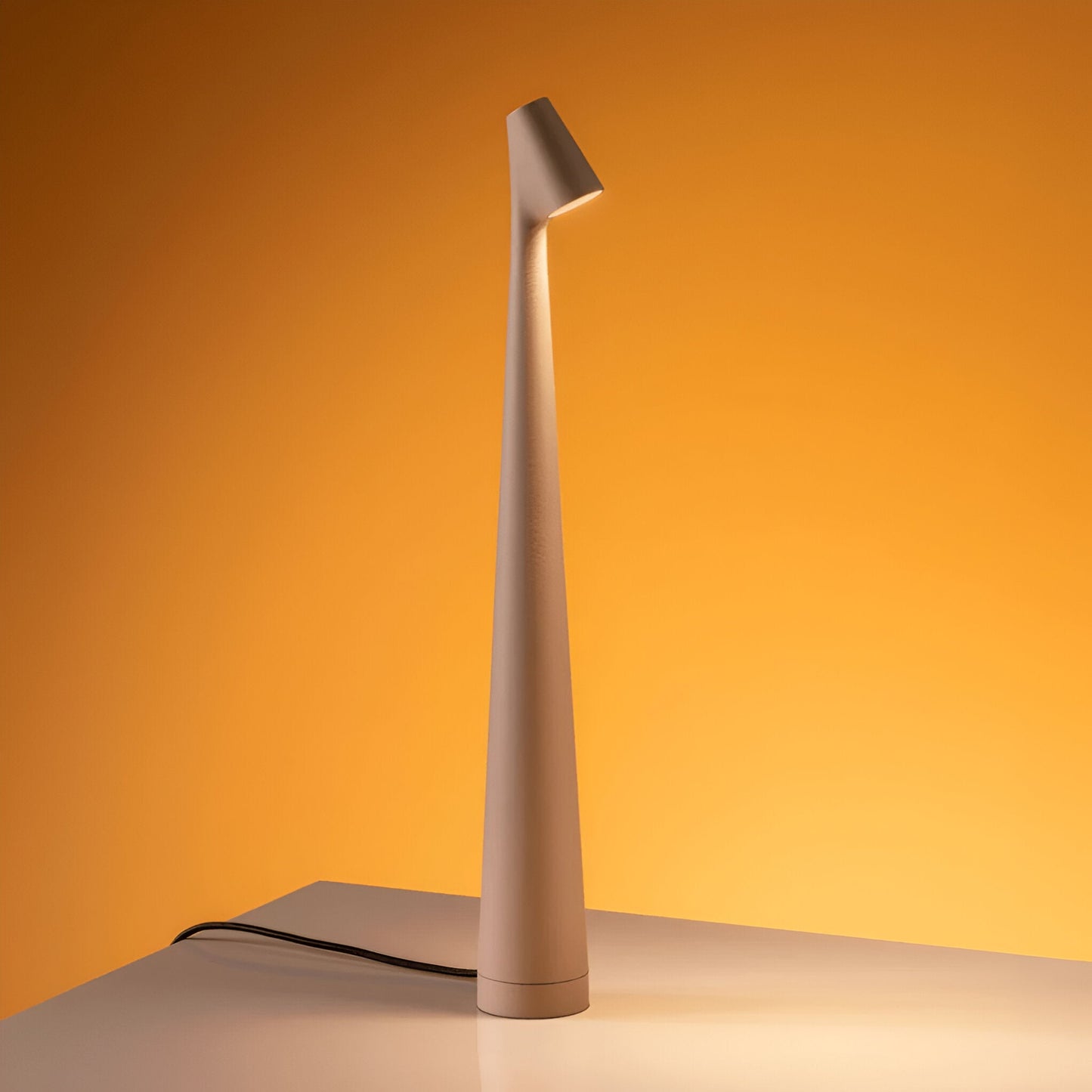 Skorter | Elegant LED Table Lamp - Wireless and Dimmable