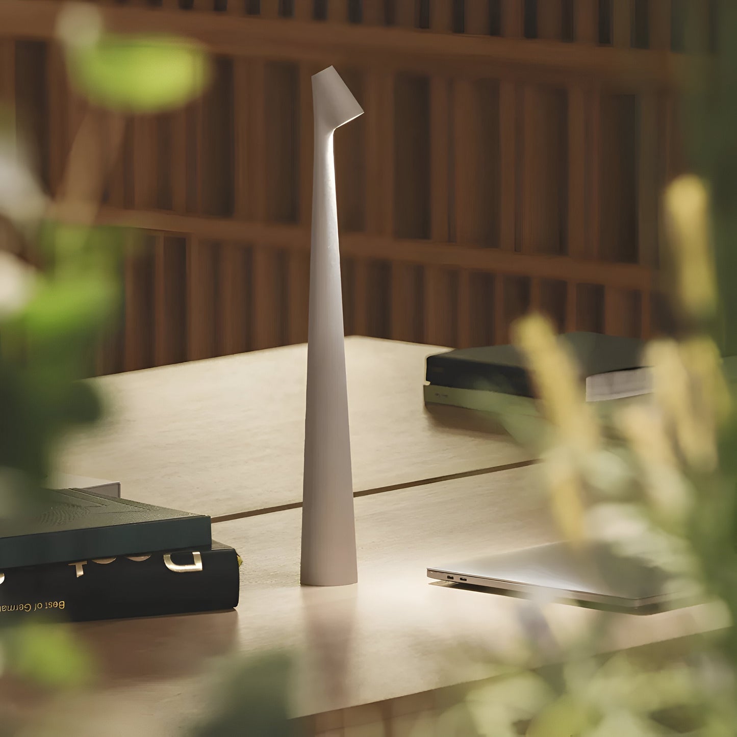 Skorter | Elegant LED Table Lamp - Wireless and Dimmable