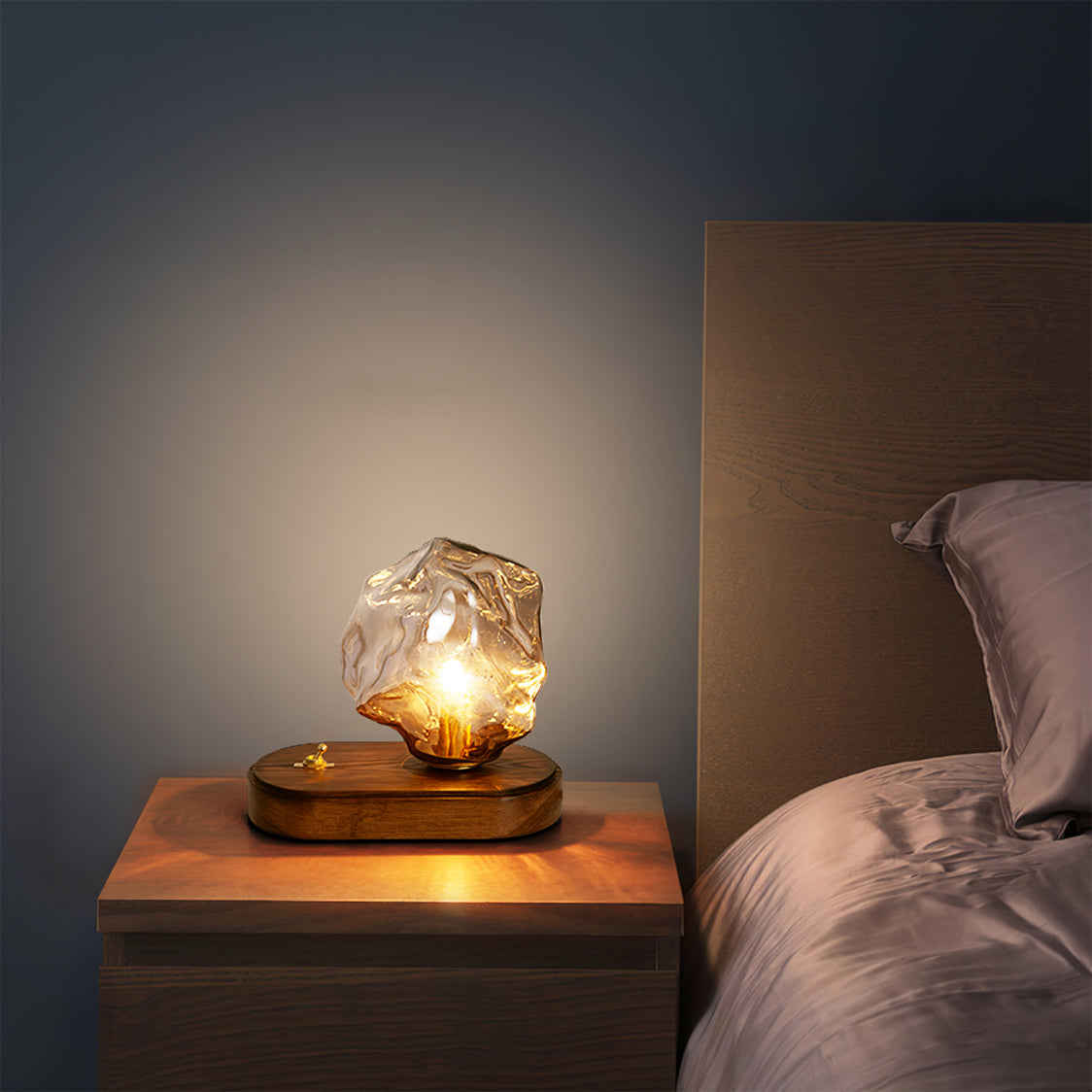 Skorter | RusticLume – Amber Glass and Wooden Table Lamp