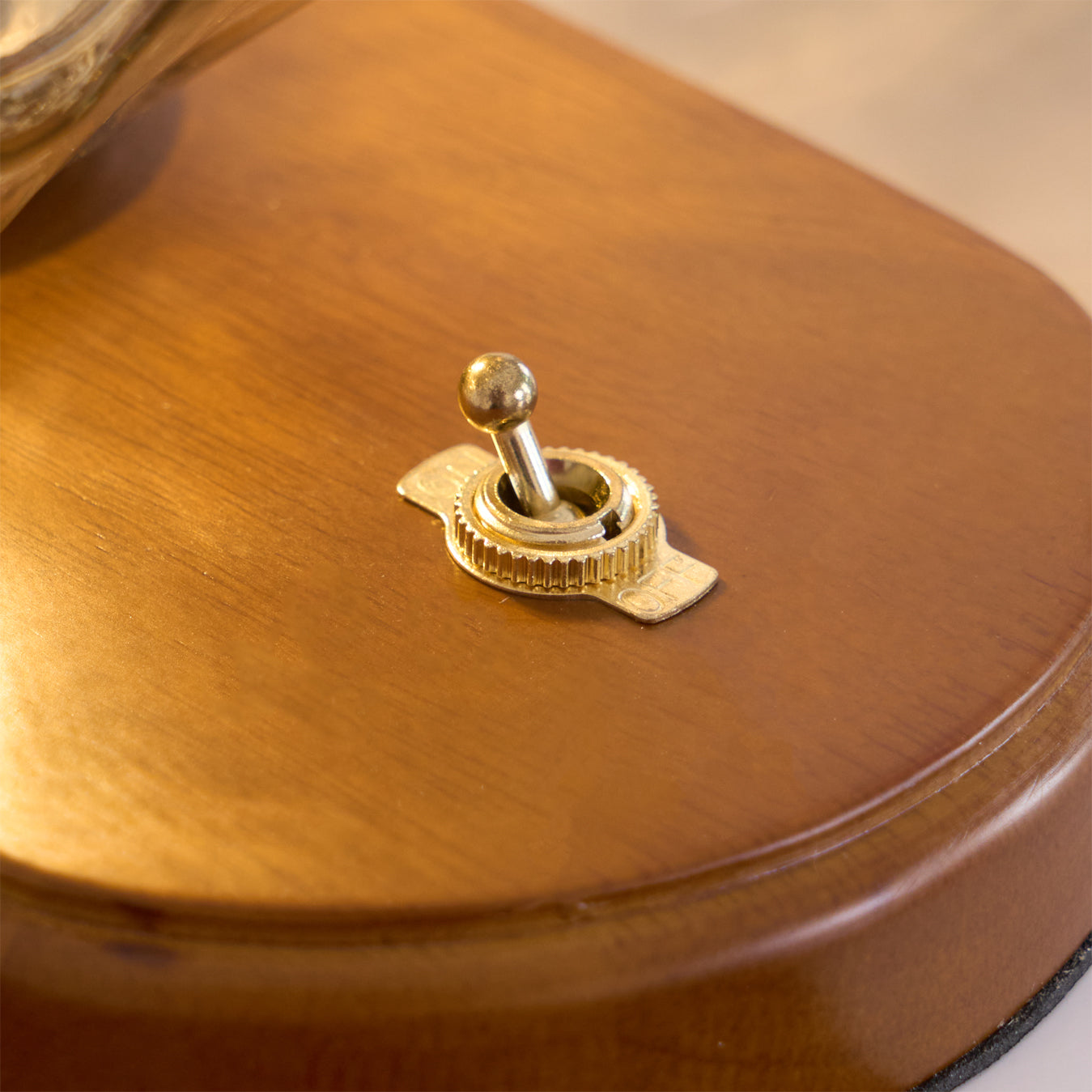 Skorter | RusticLume – Amber Glass and Wooden Table Lamp