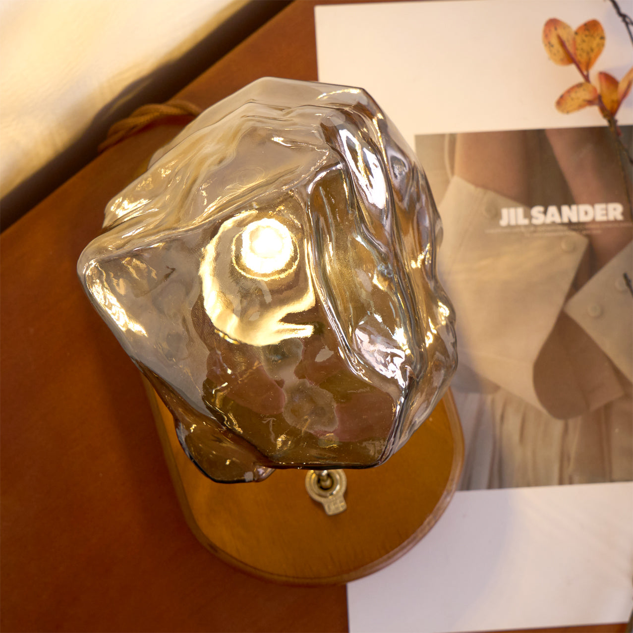 Skorter | RusticLume – Amber Glass and Wooden Table Lamp