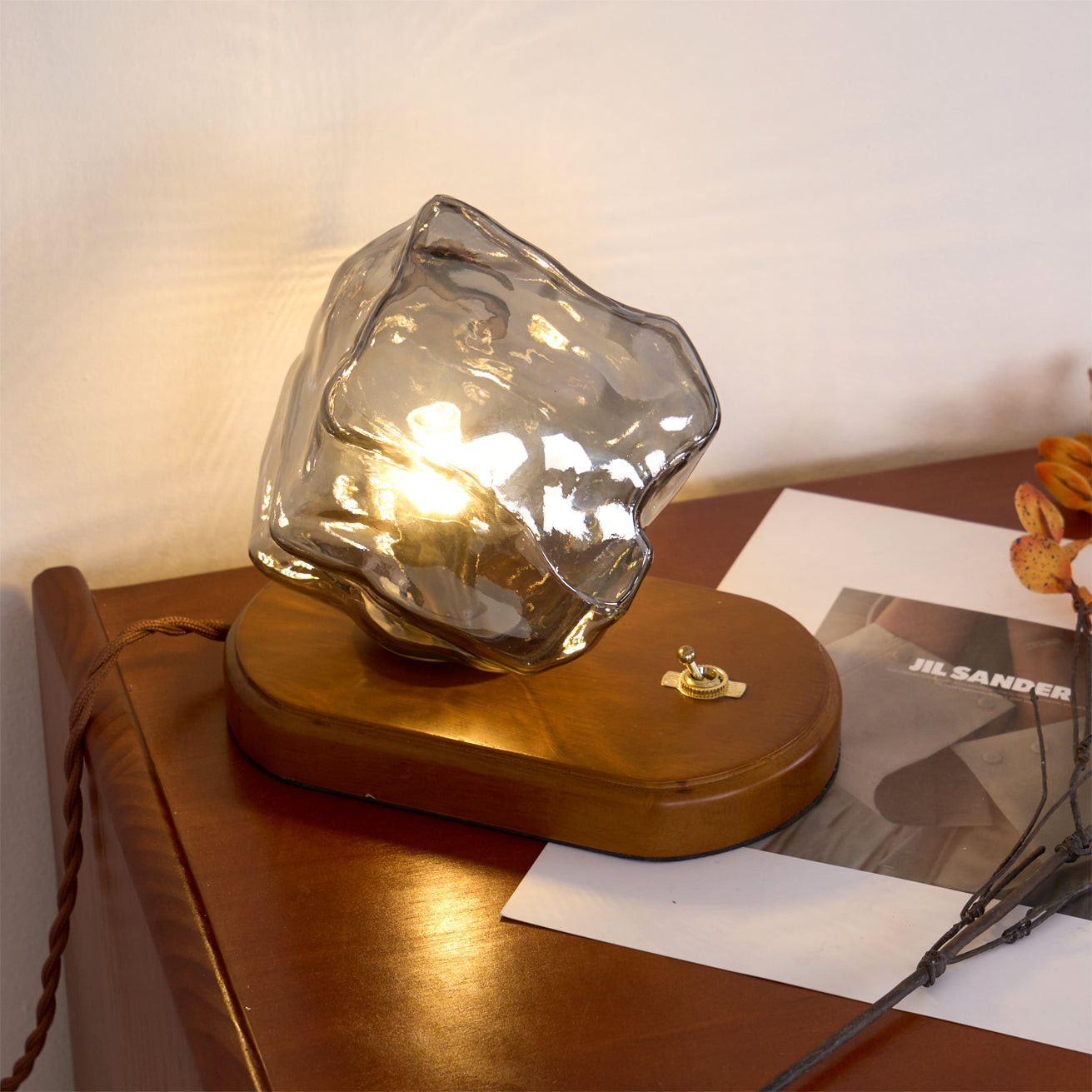 Skorter | RusticLume – Amber Glass and Wooden Table Lamp