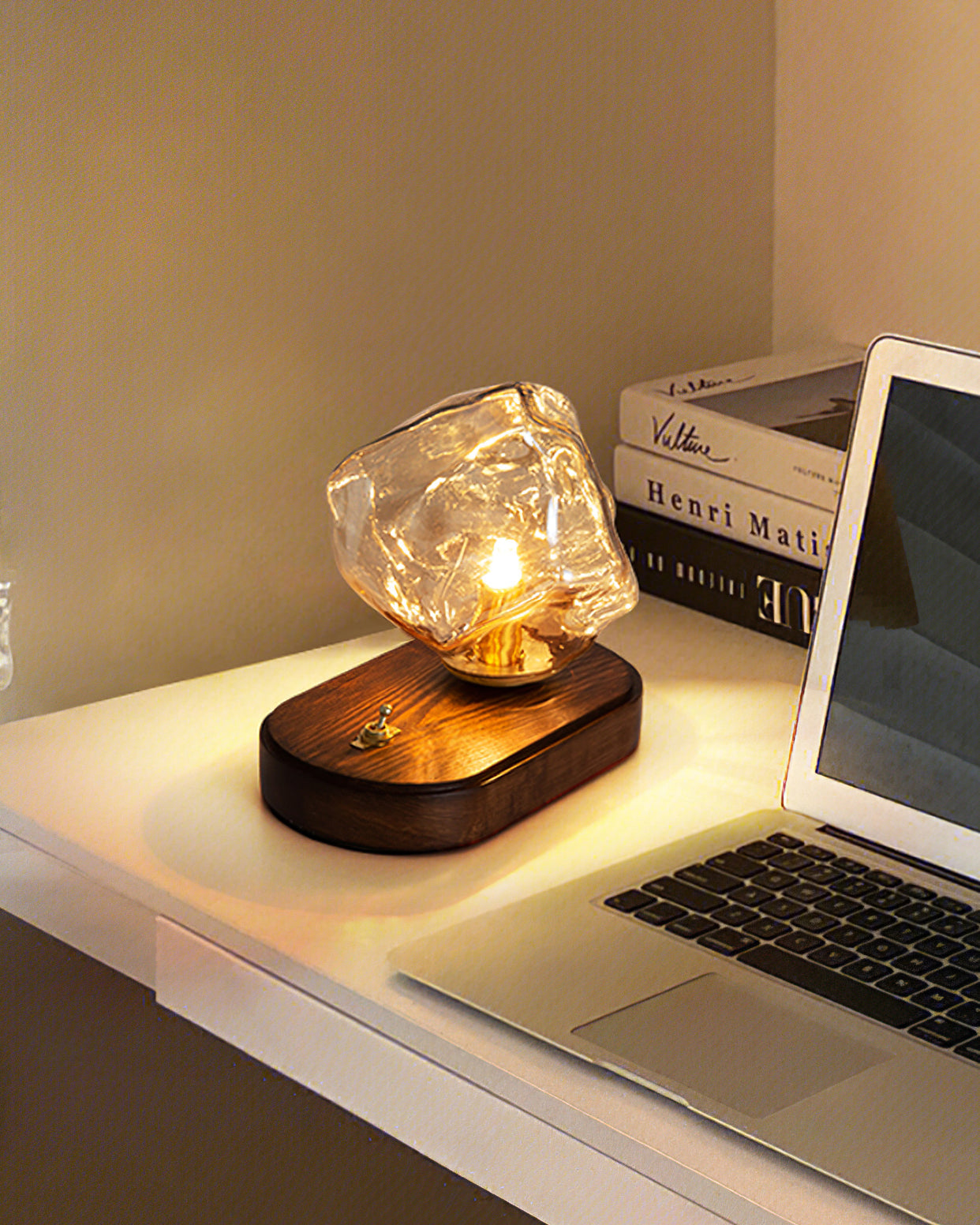Skorter | RusticLume – Amber Glass and Wooden Table Lamp