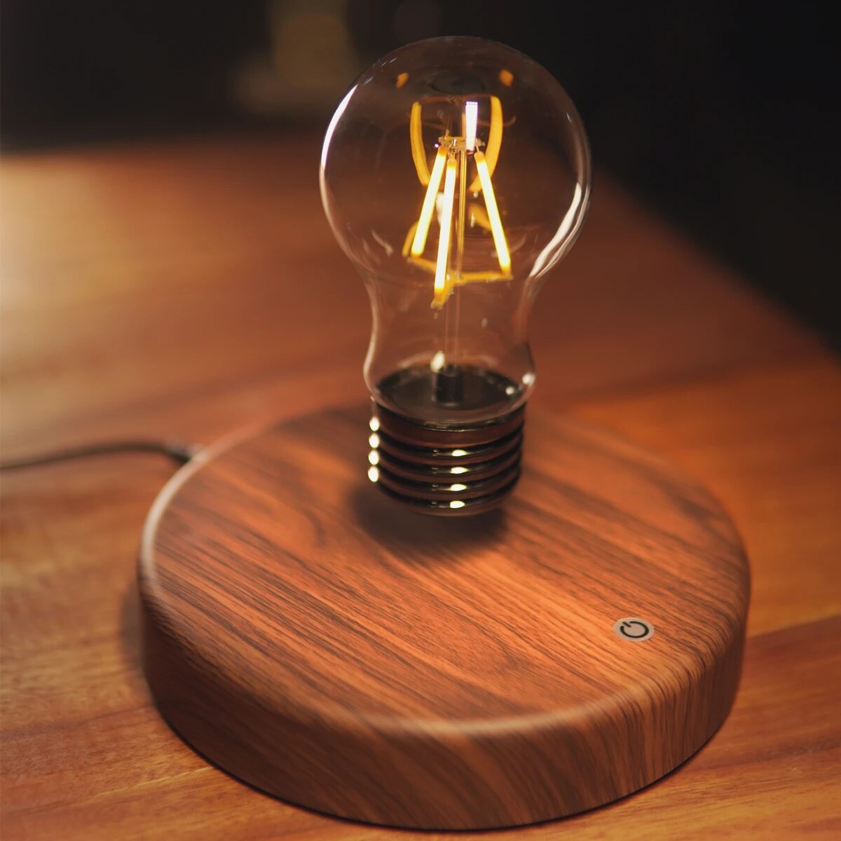 Skorter | Floating lamp with wooden base