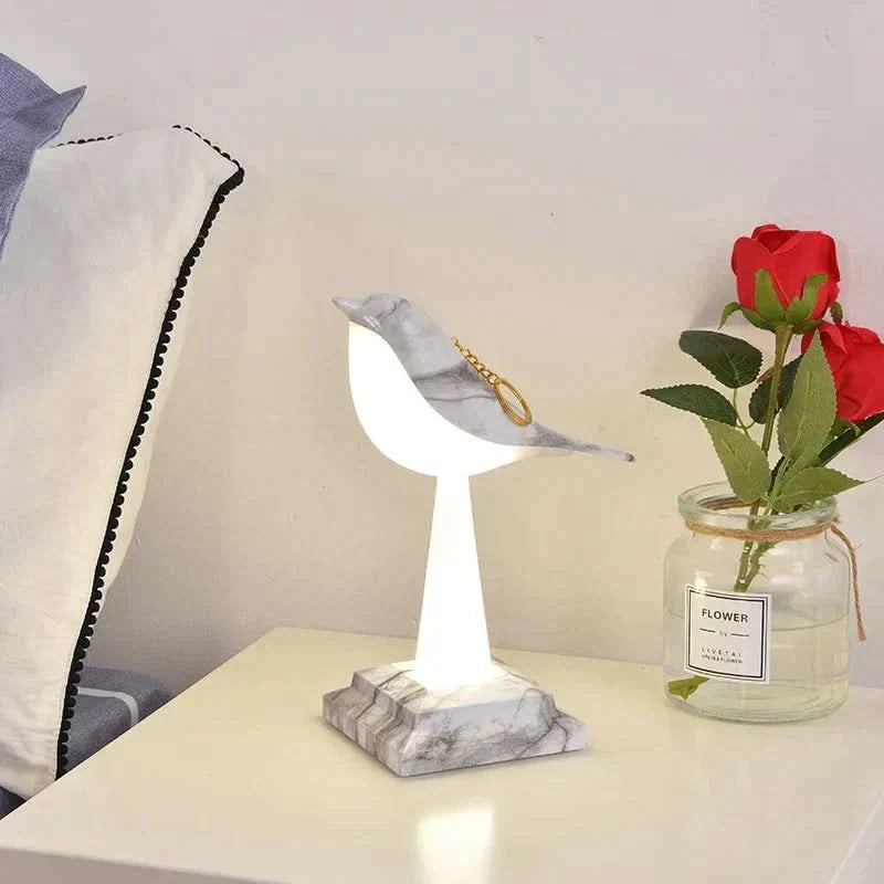 Skorter | Eclectus Bird-Inspired LED Table Lamp