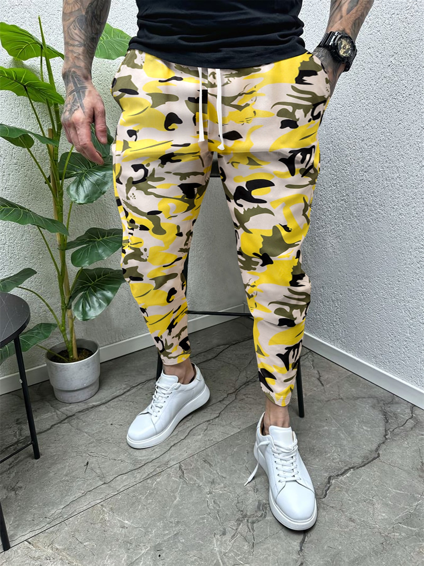 Herrjoggingbyxor i kamouflage med resår i midjan och sidofickor, skorter