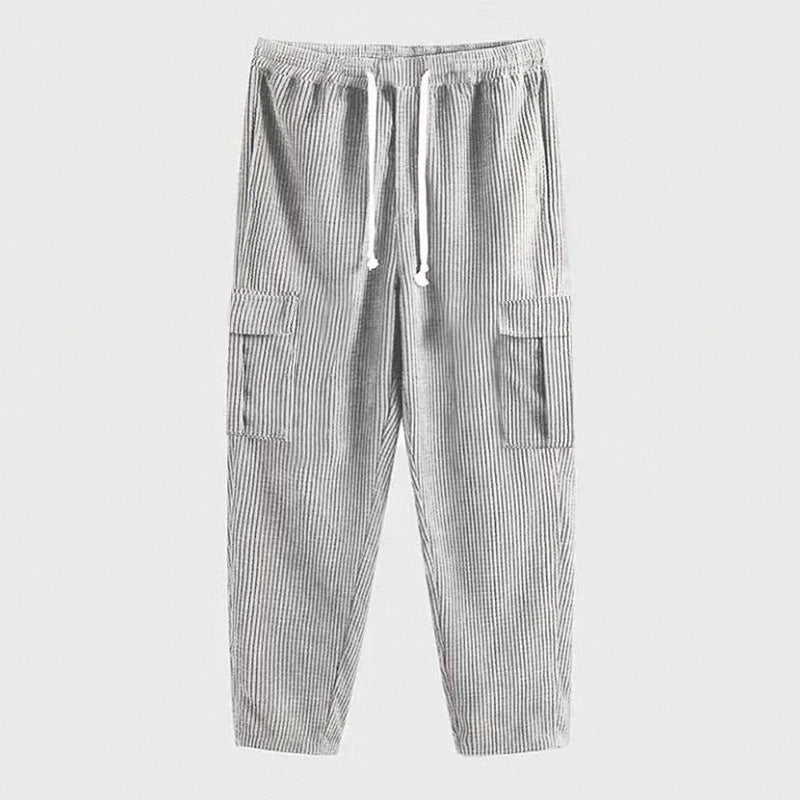 Herr cargobyxor i en avslappnad randig look med resår i midjan och praktiska sidofickor.