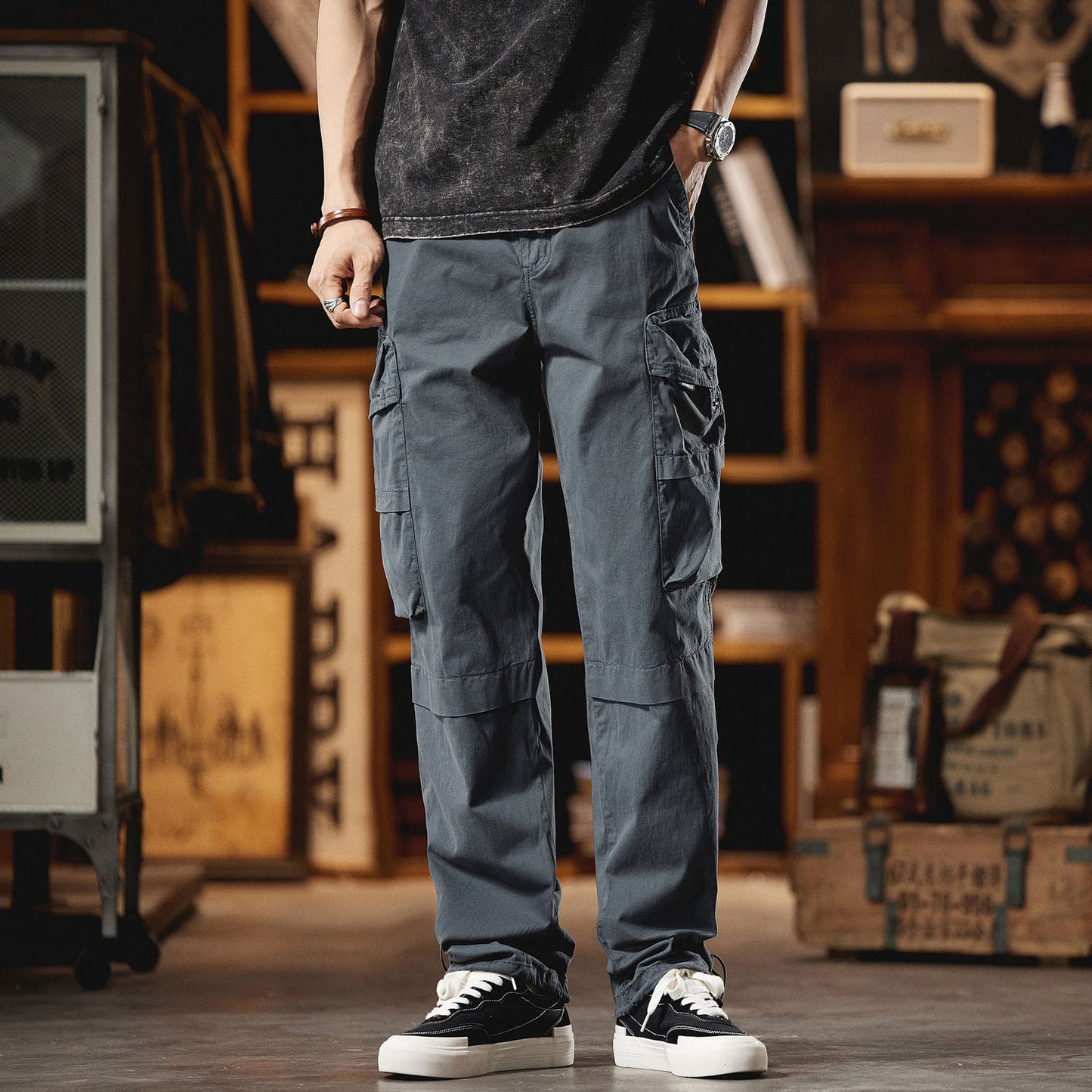 Herr cargobyxor med många praktiska fickor och elastiskt midjeband.