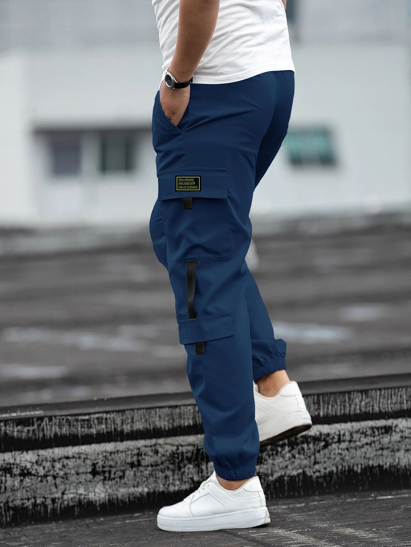 Herr cargobyxor med funktionella fickor och elastiskt midjeband Skorter