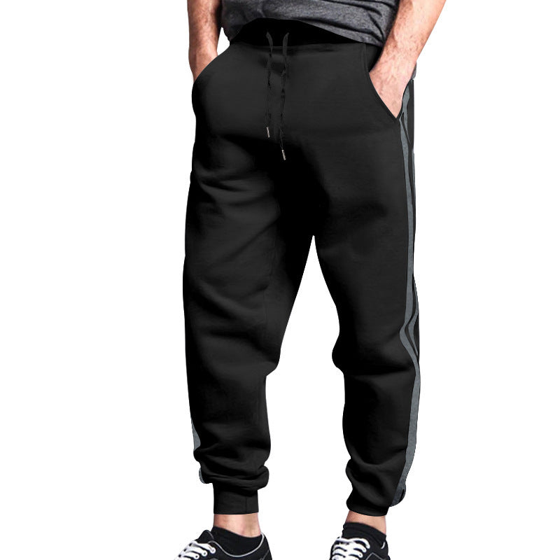 Men's sporty jogging pants with practical pockets and contrast stripes Skorter